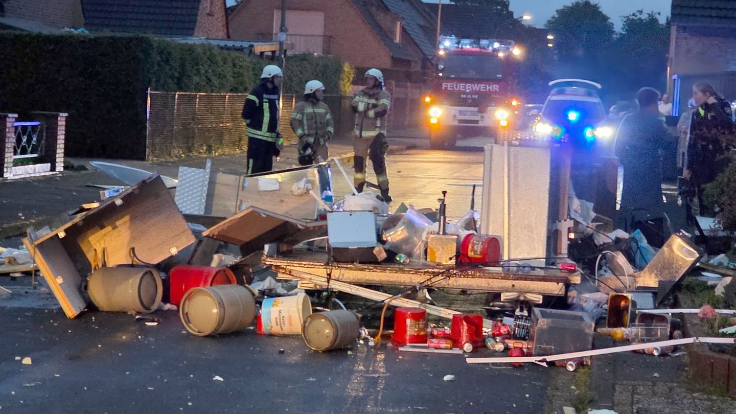 Lauter Knall am frühen Morgen: Imbisswagen explodiert - Schäden an Häusern und Auto