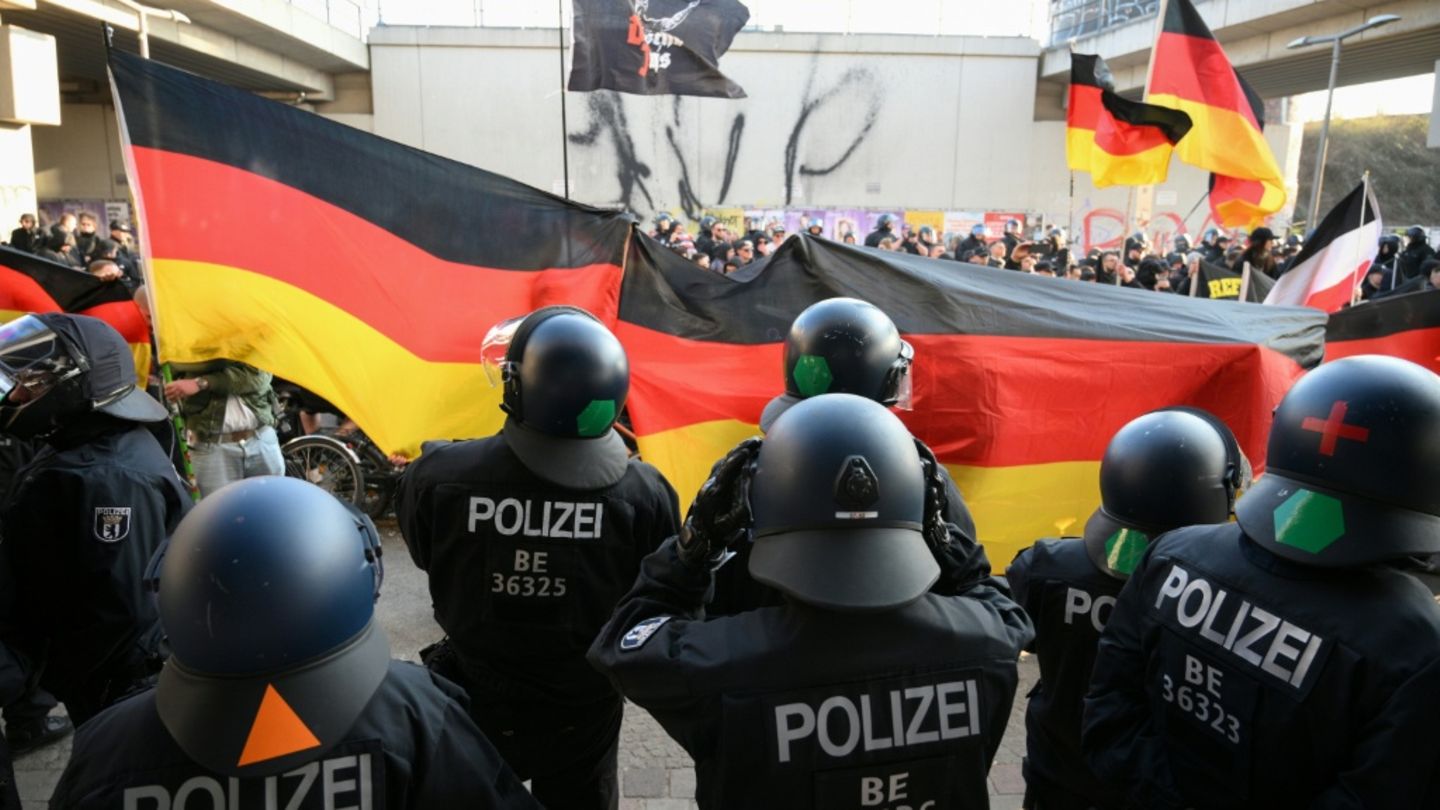 Polizisten bei rechtsextremer Demonstration in Berlin