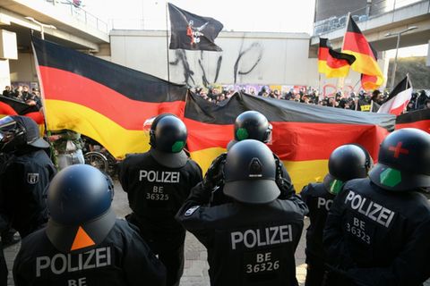 Polizisten bei rechtsextremer Demonstration in Berlin