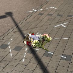 Markierungen mit Sprühfarben und Trauerbekundungen sind auf einem Parkplatz in Niedernhall zu sehen