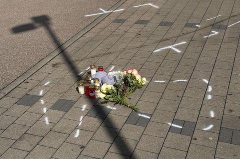 Markierungen mit Sprühfarben und Trauerbekundungen sind auf einem Parkplatz in Niedernhall zu sehen