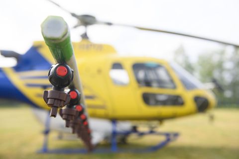 Mit Düsen sprüht ein Hubschrauber ein Bekämpfungsmittel auf Gebiete, die vom Eichenprozessionsspinner befallen sind. (Archivbild