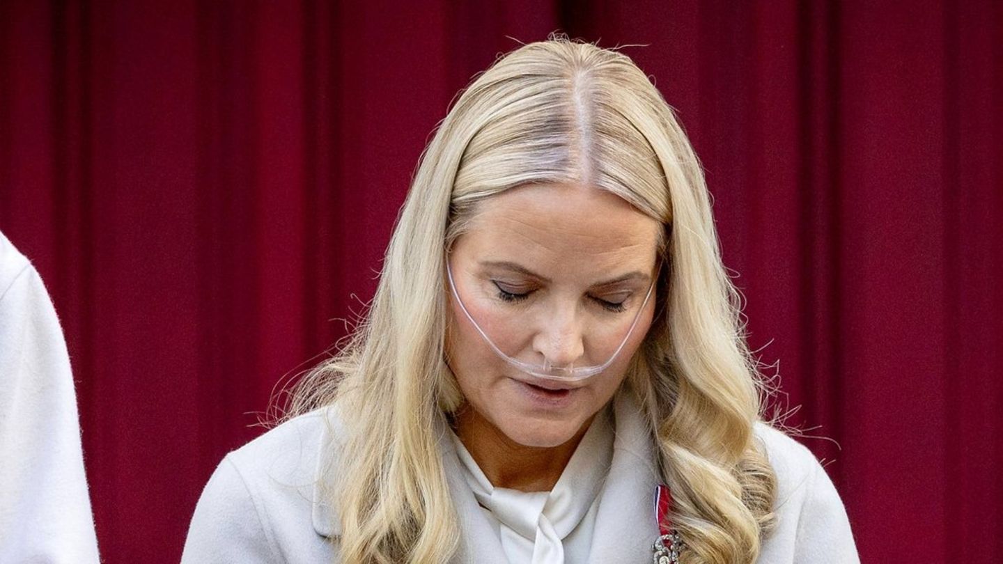 Kronprinzessin Mette-Marit trat auch am Nationalfeiertag mit Sauerstoffgerät auf.