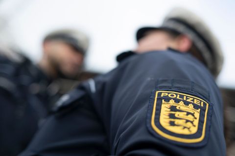 In der Zimmerdecke fand die Polizei zahlreiche Drogen. (Symbolbild) Foto: Marijan Murat/dpa