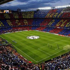 Innenansicht des Stadions Camp Nou mit Fans