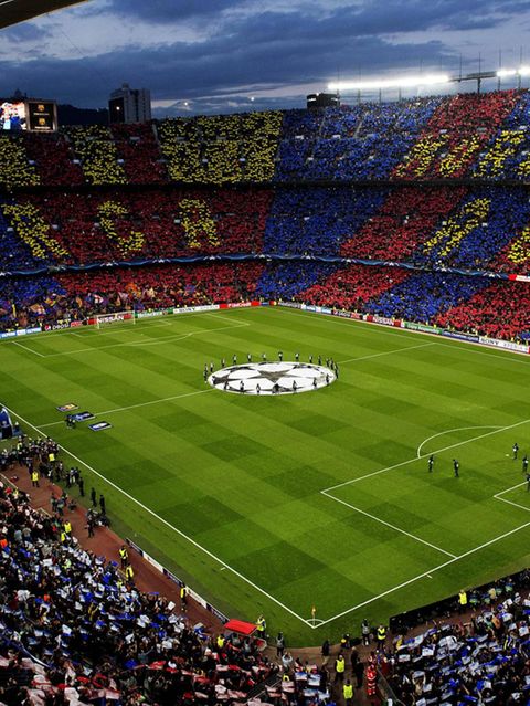 Innenansicht des Stadions Camp Nou mit Fans