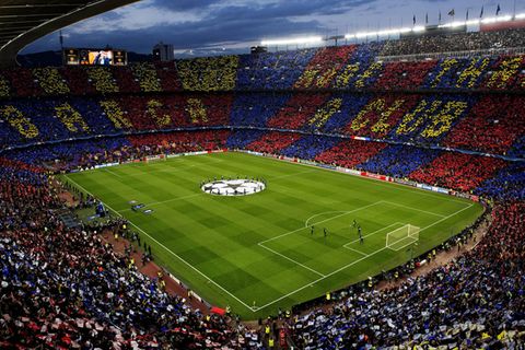 Innenansicht des Stadions Camp Nou mit Fans