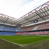 Innenansicht des Stadions San Siro, in dem die Tribünen leer sind