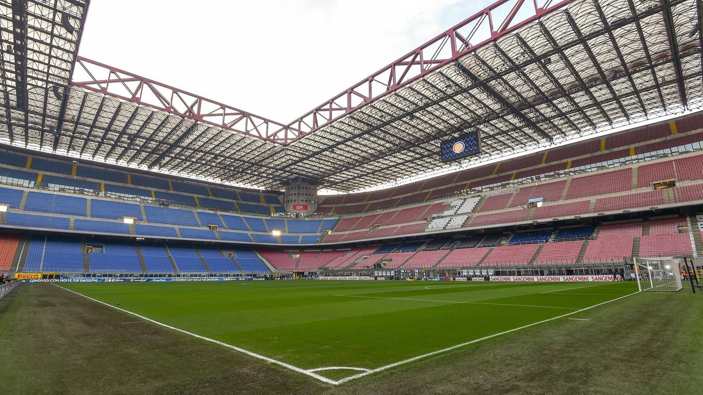 Innenansicht des Stadions San Siro, in dem die Tribünen leer sind