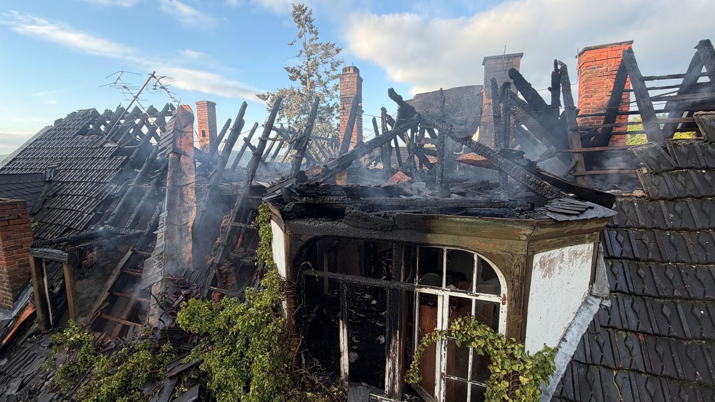 Die Polizei geht von Brandstiftung aus. Foto: -/Feuerwehr Bad Wildungen/dpa