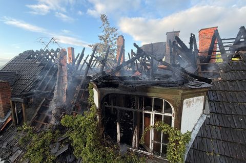 Die Polizei geht von Brandstiftung aus. Foto: -/Feuerwehr Bad Wildungen/dpa