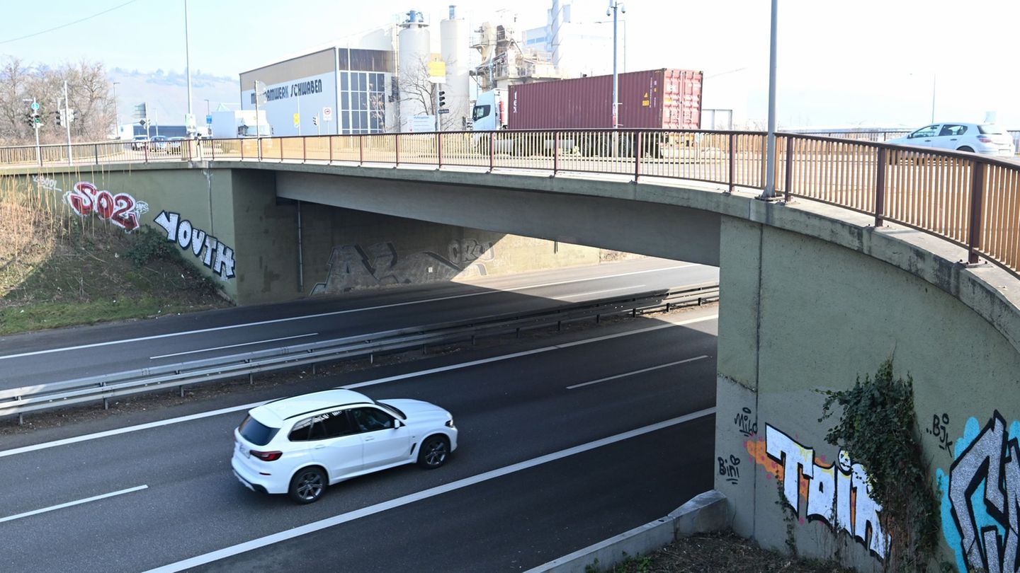 Autos beschädigt: Kinder werfen Steine auf Bundesstraße