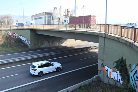 Von einer Brücke aus sollen die Kinder die Gegenstände geworfen haben. (Symbolbild) Foto: Bernd Weißbrod/dpa