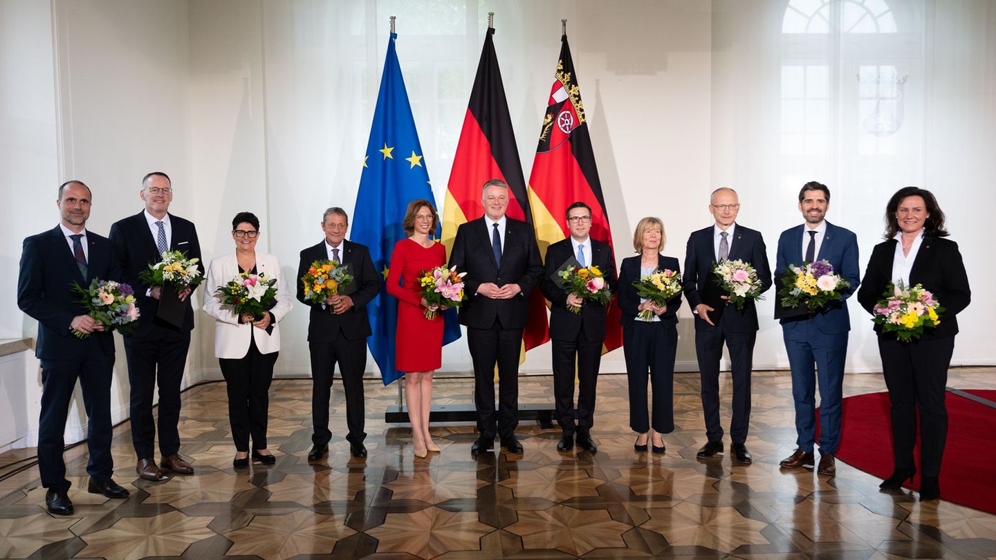 Neues Kabinett: Das Regierungsteam hat seine Urkunden