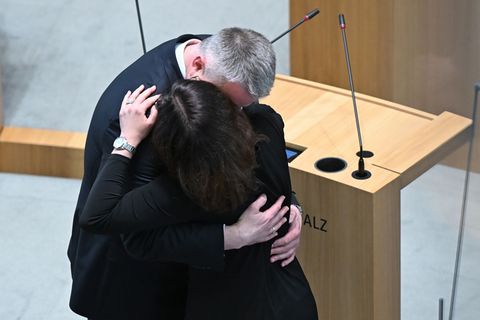 Diane Schnieder gratulierte ihrem Mann nach der Vereidigung. Foto: Jennifer Brückner/dpa