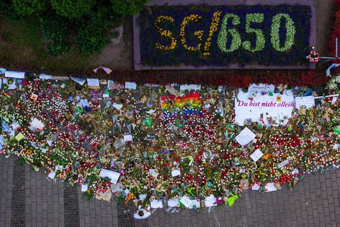 Viele Menschen legten Blumen nieder. (Archivbild) Foto: Christoph Reichwein/dpa