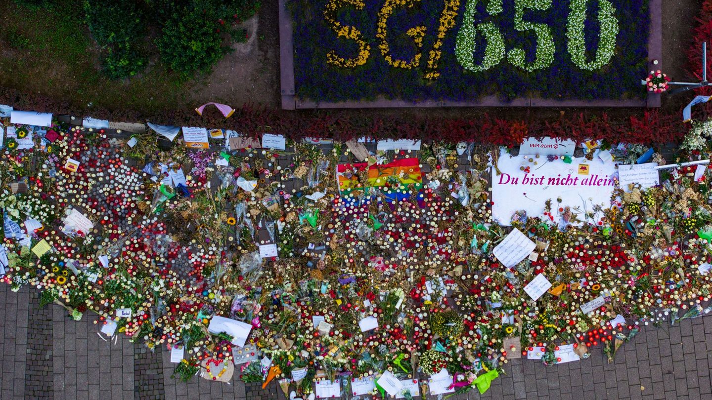 Viele Menschen legten Blumen nieder. (Archivbild) Foto: Christoph Reichwein/dpa