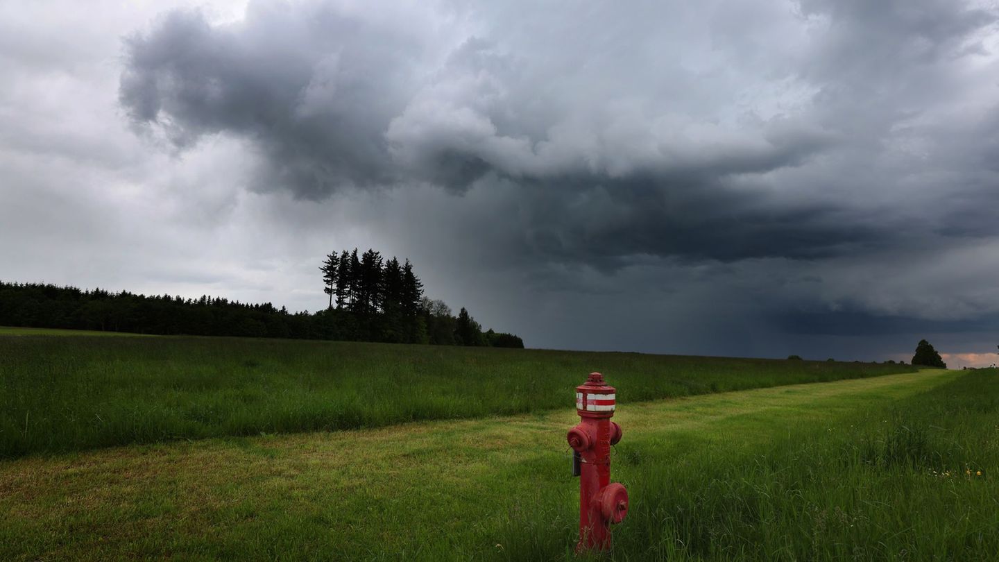 Hydranten finden sich auch im ländlichen Raum, hier ein Exemplar im Allgäu. In Niederbayern hat sich ein Landwirt mit dem Anzapf