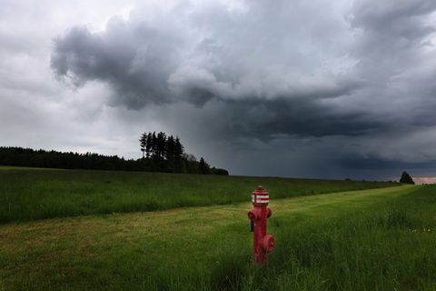 Hydranten finden sich auch im ländlichen Raum, hier ein Exemplar im Allgäu. In Niederbayern hat sich ein Landwirt mit dem Anzapf