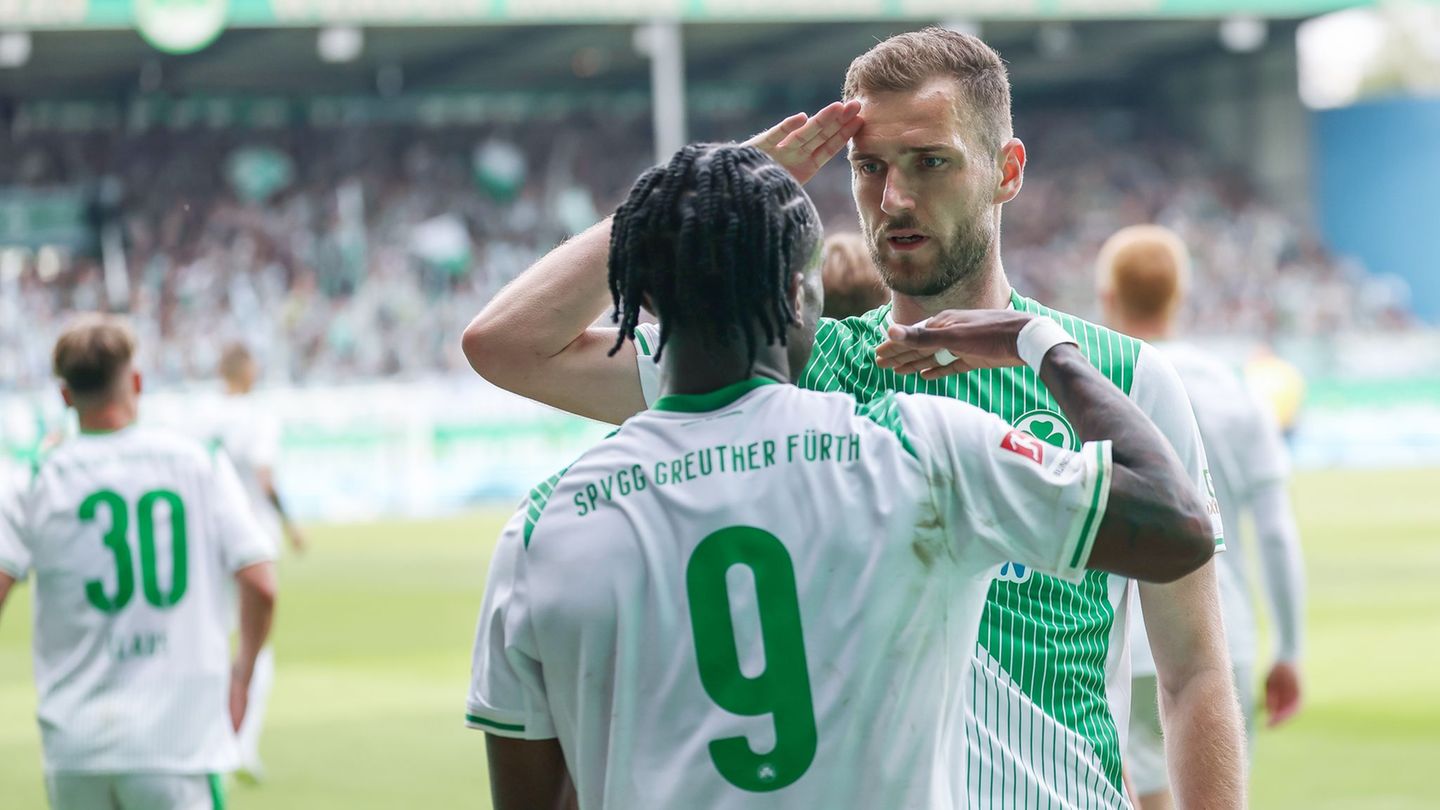 Die Fürther Noel Futkeu und Dennis Srbeny bejubeln den Sieg über Düsseldorf. Foto: Daniel Löb/dpa
