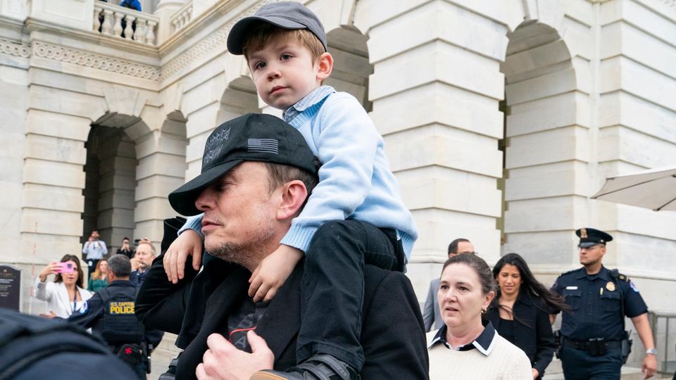 Elon Musk trägt seinen Sohn auf den Schultern