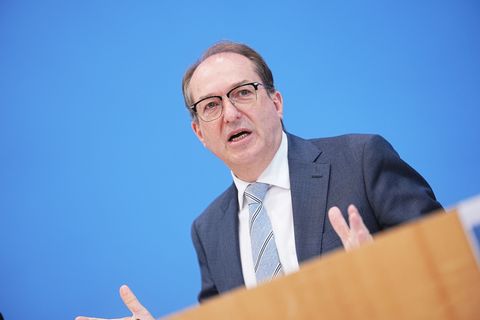 Dobrindt: "Wir rüsten auf beim Bevölkerungsschutz und der zivilen Verteidigung". (Archivfoto) Foto: Michael Kappeler/dpa