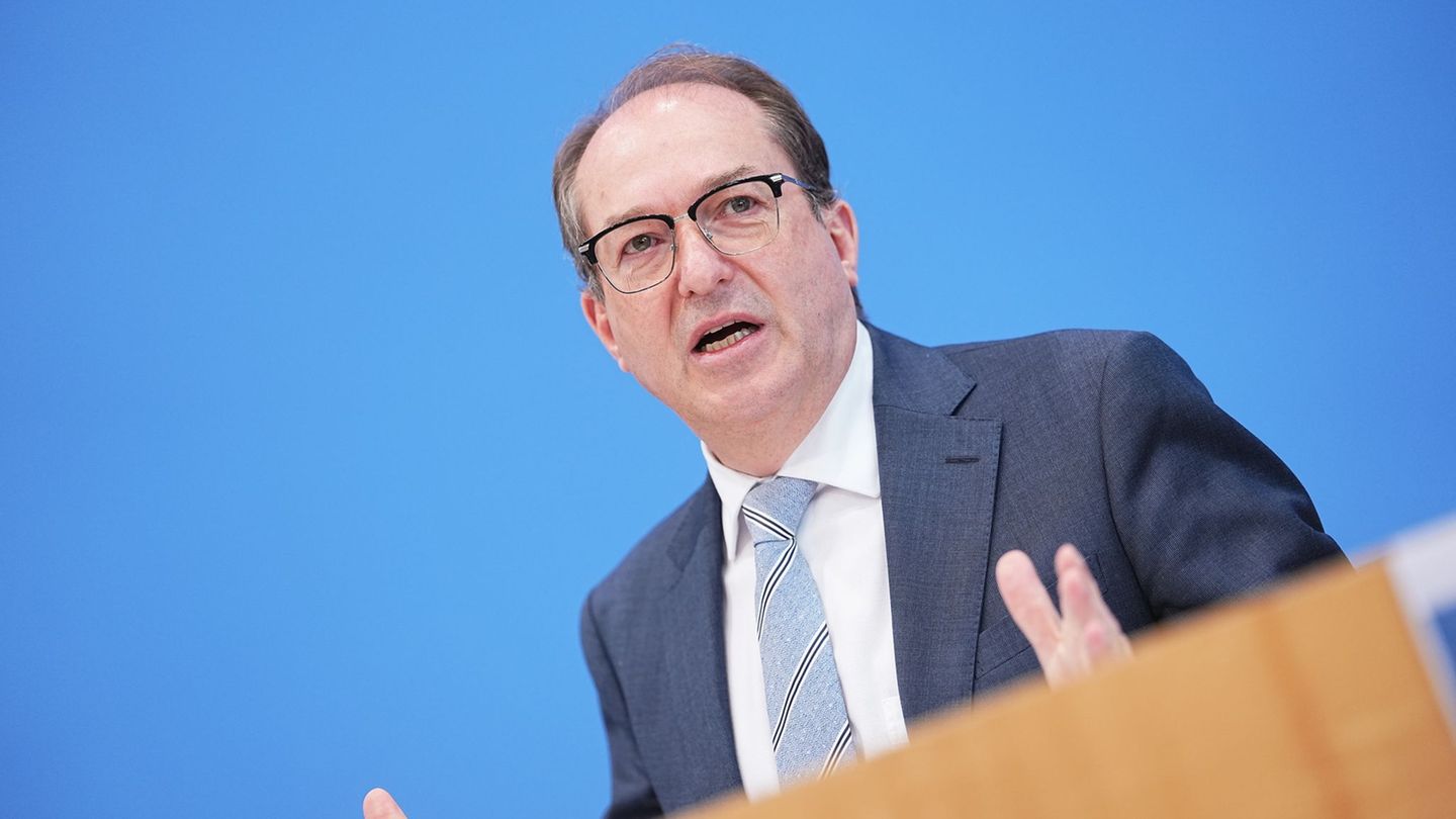 Dobrindt: "Wir rüsten auf beim Bevölkerungsschutz und der zivilen Verteidigung". (Archivfoto) Foto: Michael Kappeler/dpa