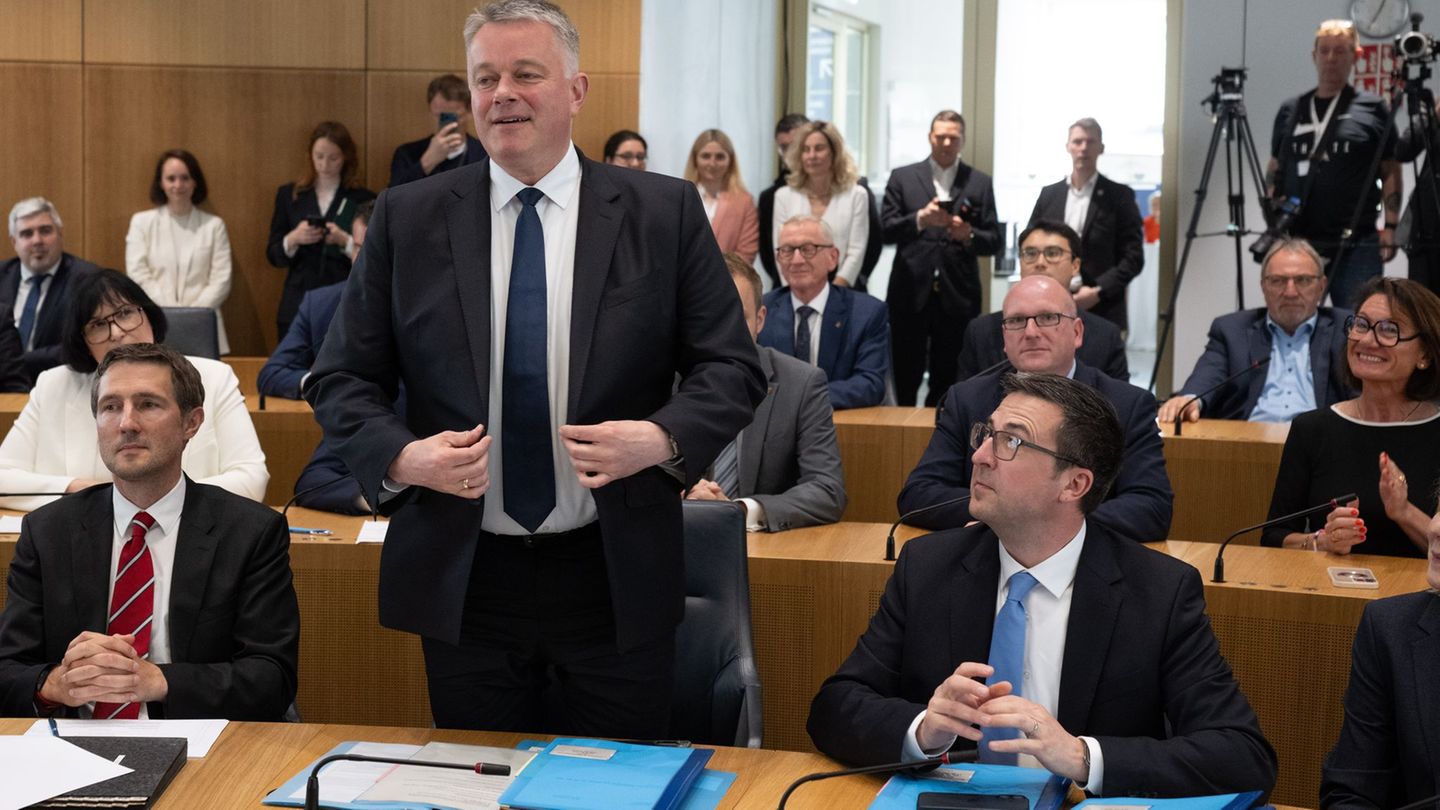 Gordon Schnieder (Mitte l, CDU), hat es geschafft: Er ist neu gewählter Ministerpräsident von Rheinland-Pfalz. Foto: Boris Roess