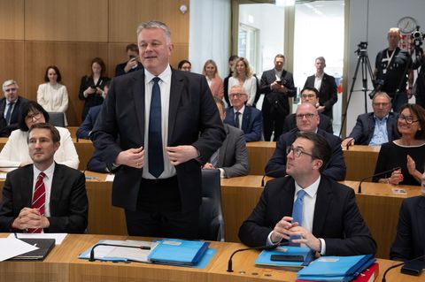 Gordon Schnieder (Mitte l, CDU), hat es geschafft: Er ist neu gewählter Ministerpräsident von Rheinland-Pfalz. Foto: Boris Roess
