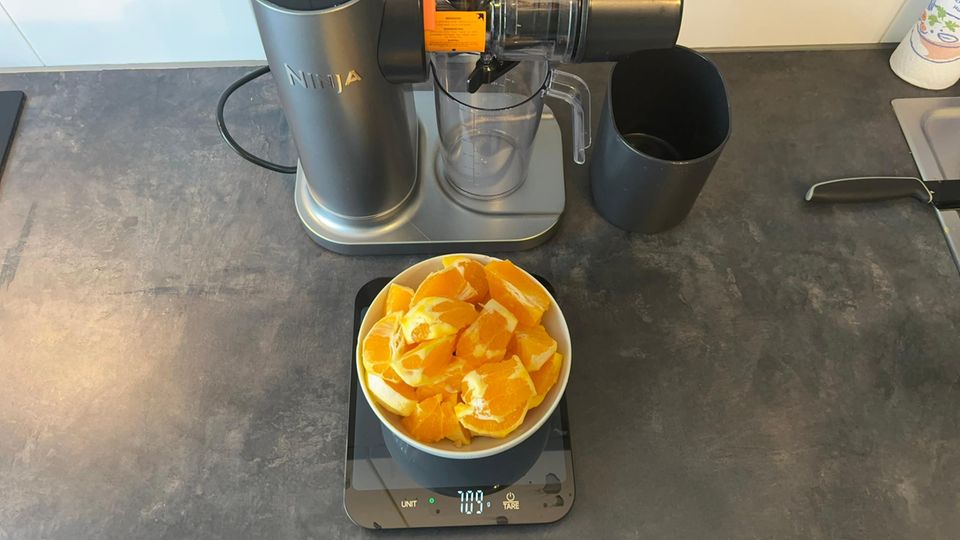 Rund 300 Gramm Schale verlieren 1000 Gramm geschälte Orangen