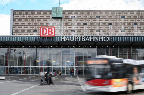 Im kommunalen Nahverkehr kommt es erneut zu einem Warnstreik. (Archivbild) Foto: Christophe Gateau/dpa