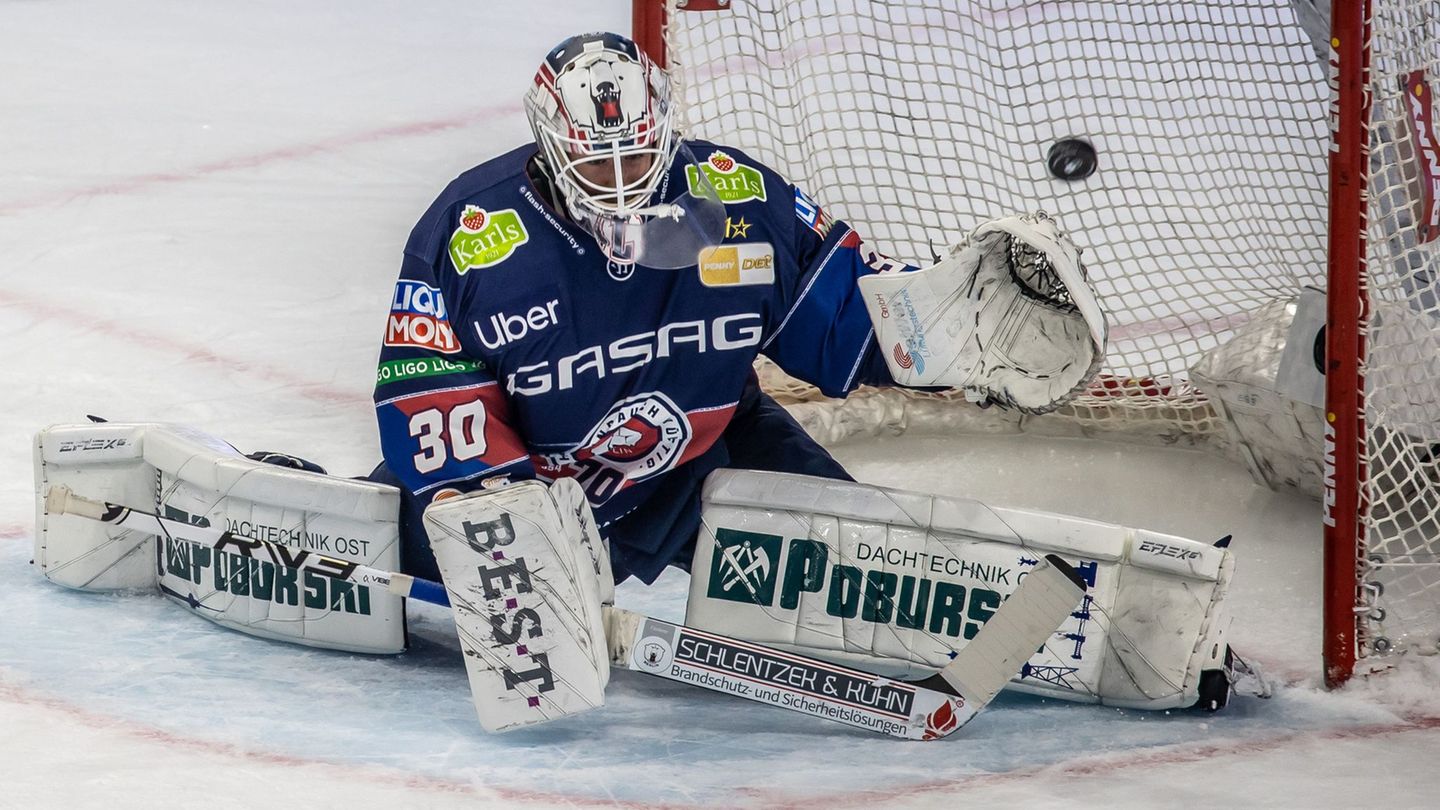 Torwart Jake Hildebrand wechselt von Berlin nach Mannheim. (Archivbild) Foto: Andreas Gora/dpa