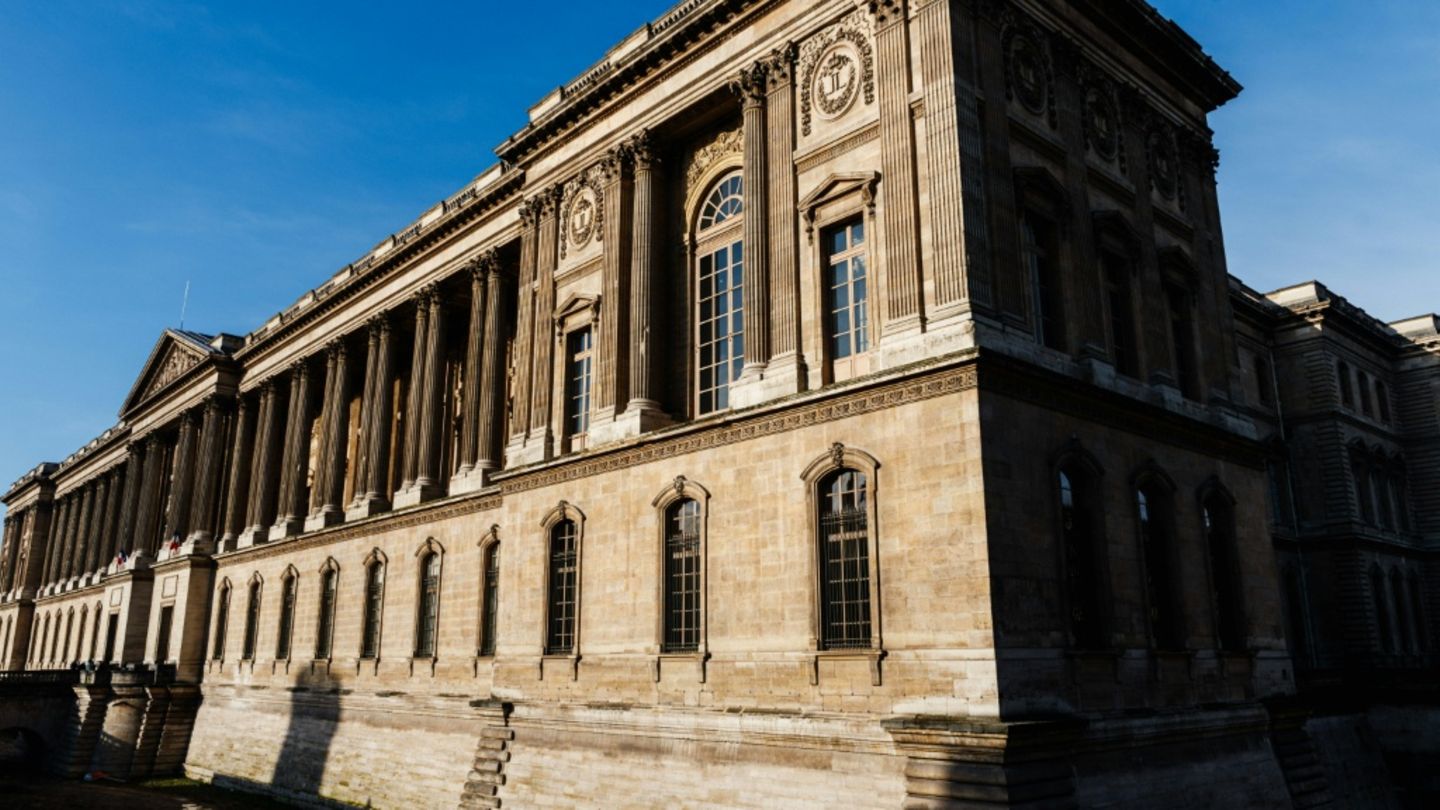 Ostfassade des Louvre-Museums