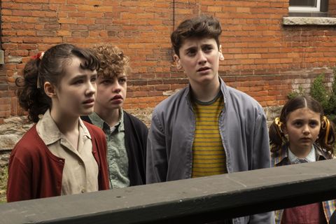 Eine Gruppe von Freunden steht im Fokus der neuen Serie "Es: Welcome To Derry" (von links): Lily (Clara Stack), Theodore (Mikkal Karim Fidler), Phil (Jack Molloy Legault) und seine kleine Schwester Susie (Matilda Legault) erwartet nichts weniger als das Grauen.