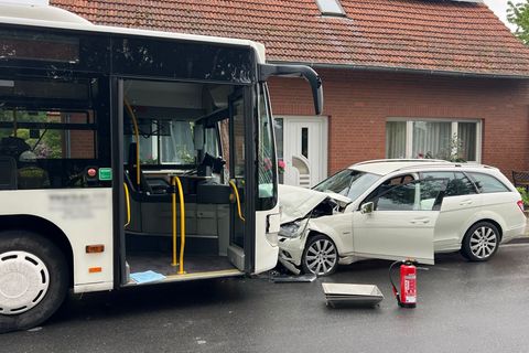 Bei diesem Zusammenstoß eines Autos mit einem Schulbus wurden die beiden Fahrer schwer verletzt. Die Unfallursache muss noch gek