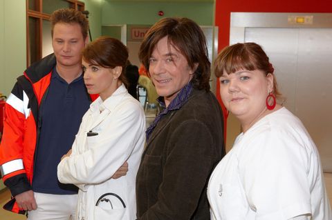 Schauspieler Fabian Harloff, Gerit Kling und Manuela Wisbeck posieren mit Jürgen Drews