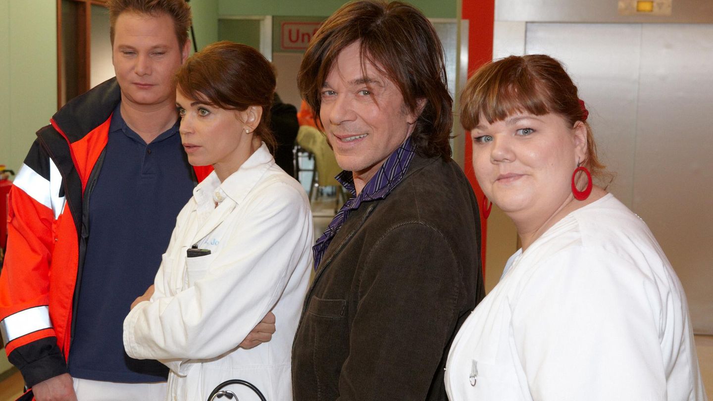 Schauspieler Fabian Harloff, Gerit Kling und Manuela Wisbeck posieren mit Jürgen Drews