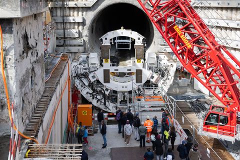 Nach einer Zwangspause hat die Tunnelbohrmaschine "Paulina" noch 100 Meter Störzone vor sich. (Archivbild) Foto: Samuel Golay/KE