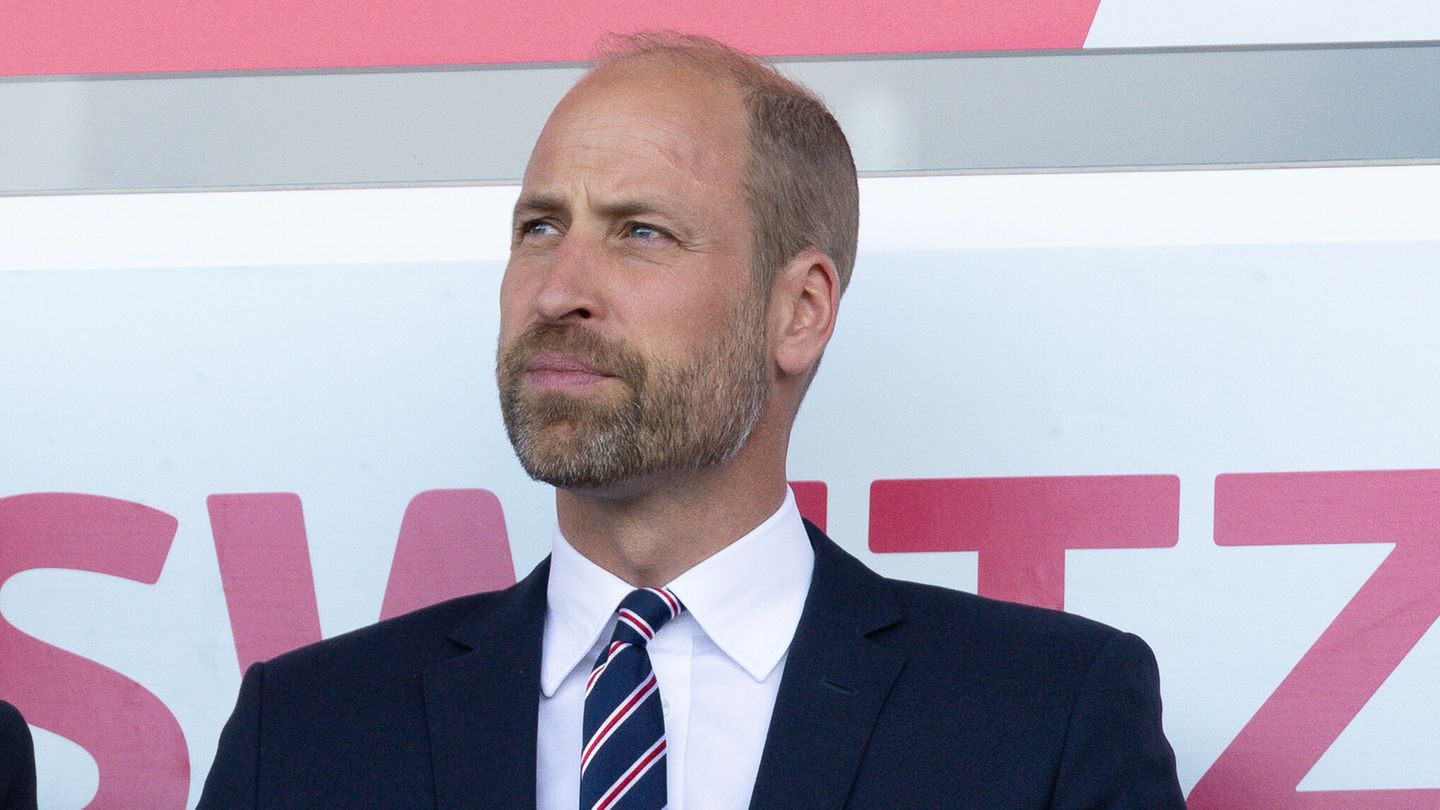 Prinz William blickt an der Kamera vorbei