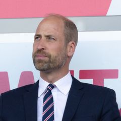 Prinz William blickt an der Kamera vorbei