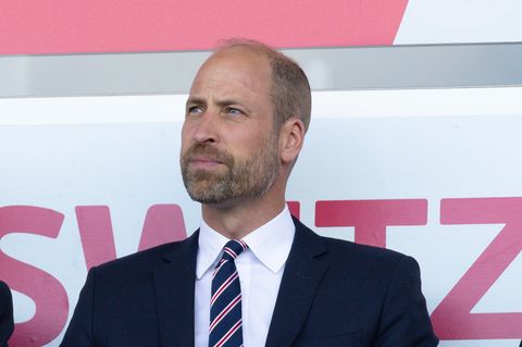 Prinz William blickt an der Kamera vorbei