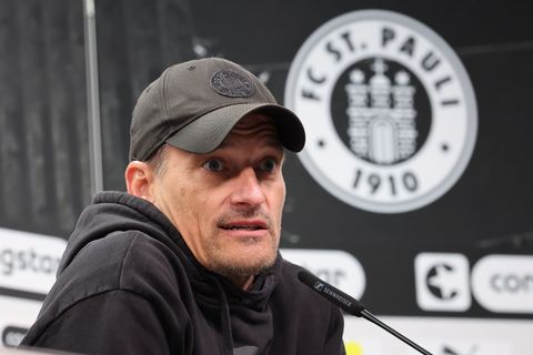 Wie geht es weiter?: FC St. Paulis Trainer Alexander Blessin zögert noch mit einer Zukunftsentscheidung. Foto: Christian Charisi