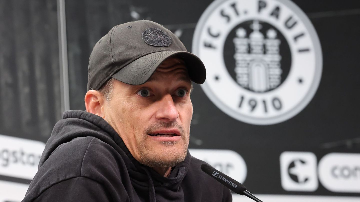 Wie geht es weiter?: FC St. Paulis Trainer Alexander Blessin zögert noch mit einer Zukunftsentscheidung. Foto: Christian Charisi