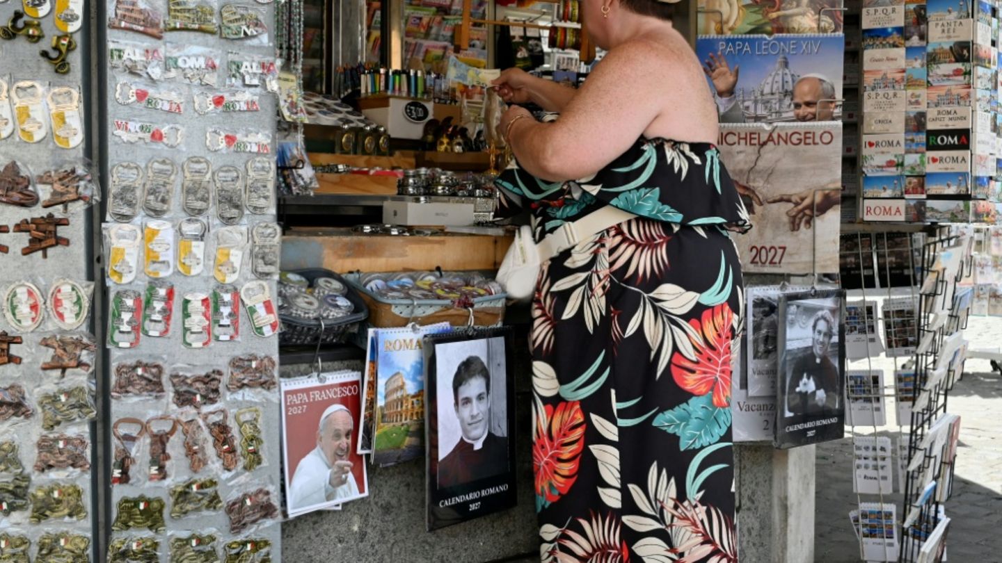 "Kalender der schönen Priester" an Zeitungskiosk in Rom