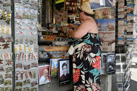 "Kalender der schönen Priester" an Zeitungskiosk in Rom