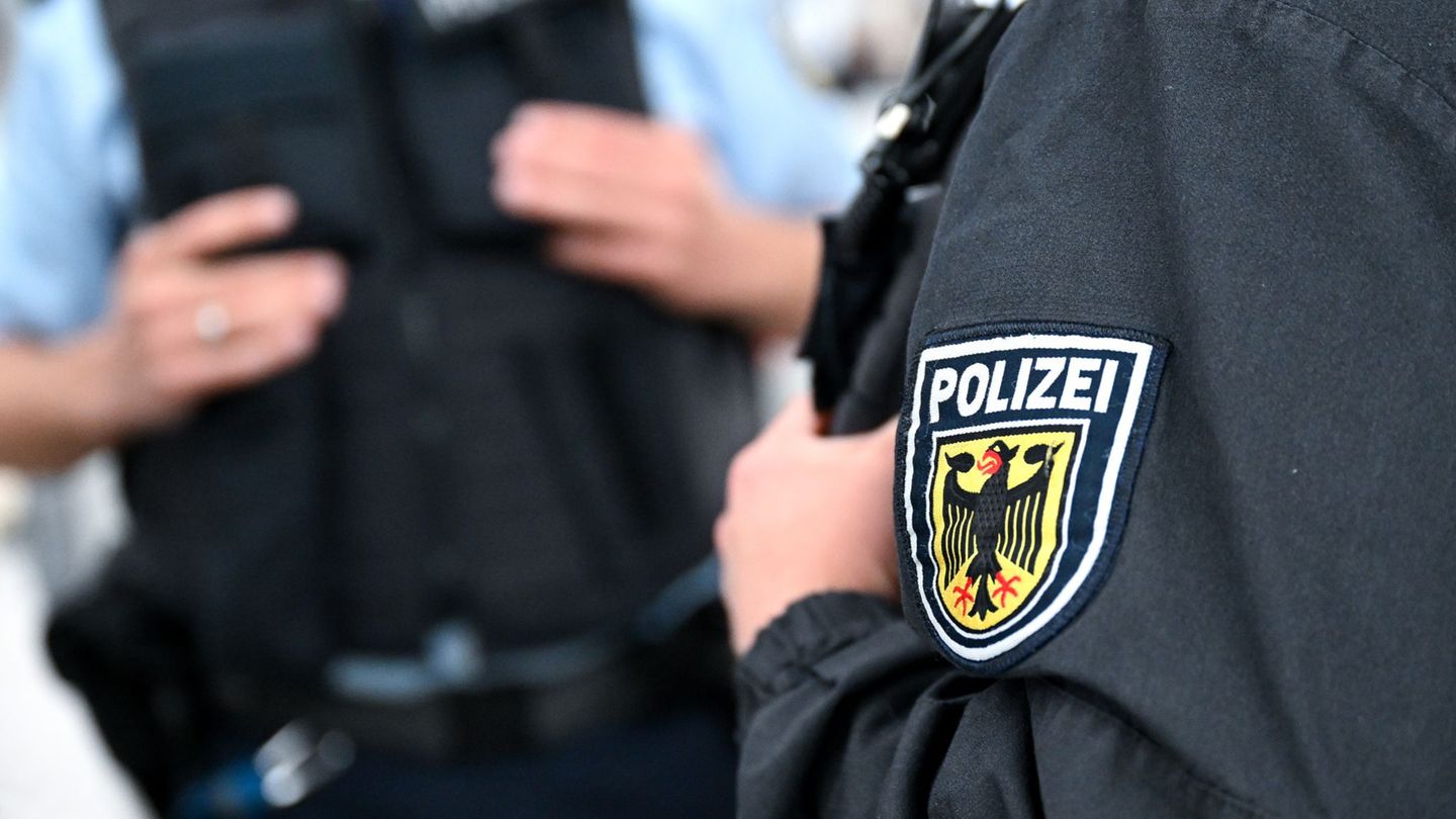 Am Flughafen nahm die Polizei einen Straftäter fest. Foto: Sven Hoppe/dpa