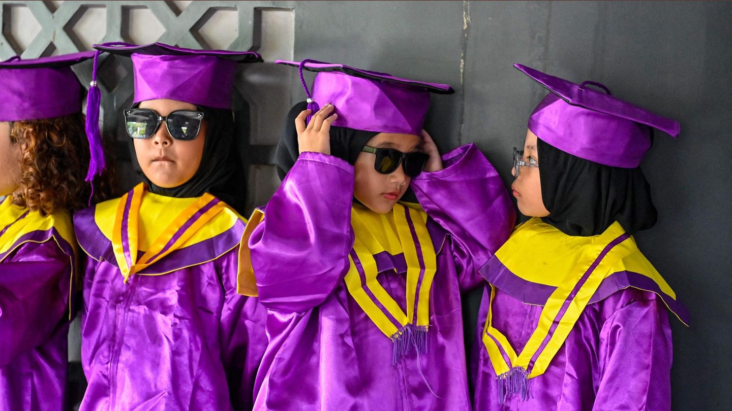 Banda Aceh, Indonesien. Diese Kinder warten in Roben darauf, dass im Aceh-Tsunami-Museum ein Abschlussfoto von ihnen gemacht wird. Am internationalen Museumstag haben sie dort offenbar so viel gelernt, dass sie eine Abschlussprüfung bestanden haben. Da darf man auch schon einmal mit Sonnenbrillen die eigene Coolness unterstreichen.