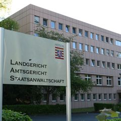 Der 21-Jährige soll ein Familienmitglied im Streit mit einem Baseballschläger und einem Messer angegriffen haben. (Archivbild) F