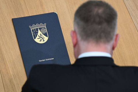 Der neue Regierungschef Gordon Schnieder (CDU) bekommt Glückwünsche - und Forderungen. Foto: Jennifer Brückner/dpa