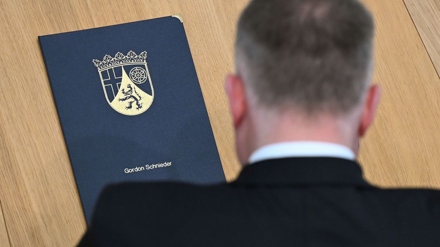 Der neue Regierungschef Gordon Schnieder (CDU) bekommt Glückwünsche - und Forderungen. Foto: Jennifer Brückner/dpa